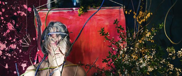 Fotokunst Greisenmädchen, Frau schaut durch Äste und Kabel hindurch, Fotografin Leipzig, Antje Kröger