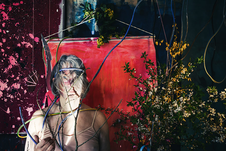 Fotokunst Greisenmädchen, Frau schaut durch Äste und Kabel hindurch, Fotografin Leipzig, Antje Kröger