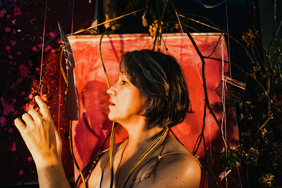 Fotokunst Greisenmädchen, Greisin im Profil im warmen Abendlicht greift mit der Hand in die Luft, Fotografin Leipzig