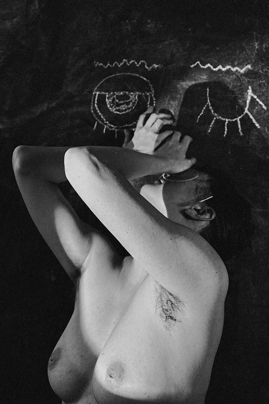 Trachom Fotokunst, Frau mit einem durch Lupe vergrößerten Auge vor Kreideaugen auf Tafel, Fotografin Leipzig, Antje Kröger
