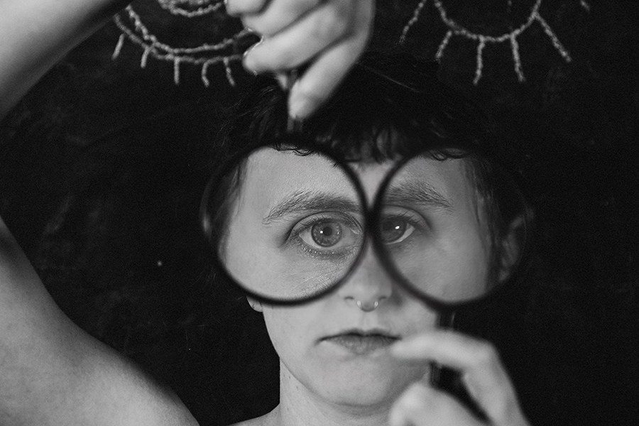 Trachom Fotokunst, beide Augen durch zwei Lupen vergrößert mit direktem Blick, Kreideaugen auf schwarzer Tafel, Fotografin Leipzig