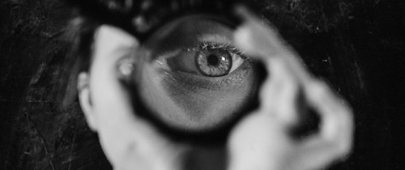 Trachom Fotokunst, extremes Nahbild eines Auges durch eine Lupe vergrößert vor schwarzer Tafel mit Kreideaugen, Fotografin Leipzig