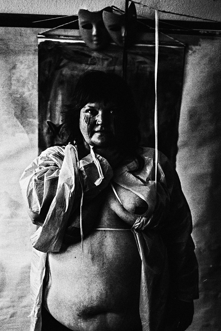 analoge fotokunst leipzig, eine dicke frau zeigt ihren dicken bauch, sie hat ihre hände um den hals gelegt