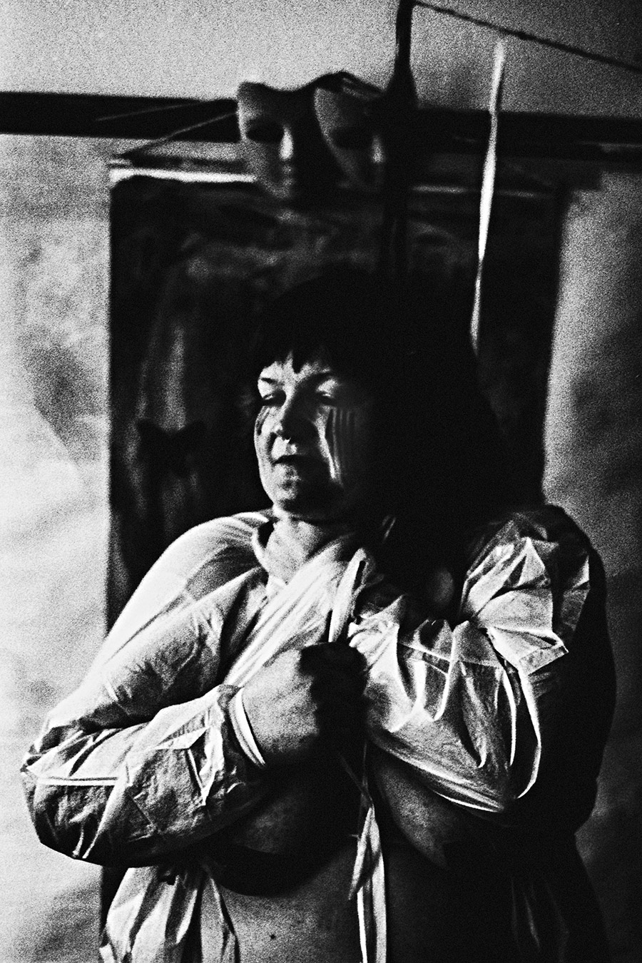 analoge fotokunst leipzig, seitliche porträt, eine hälfte des gesichtes verschwindet im dunkel, die hände sind um den hals gelegt und würgen