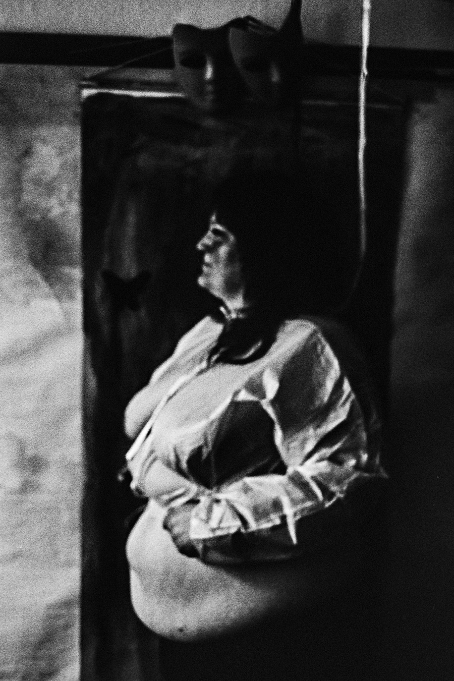 analoge fotokunst leipzig, dicke frau im profil, vor einem schwarzen hintergrund, sie zeigt ihren bauch