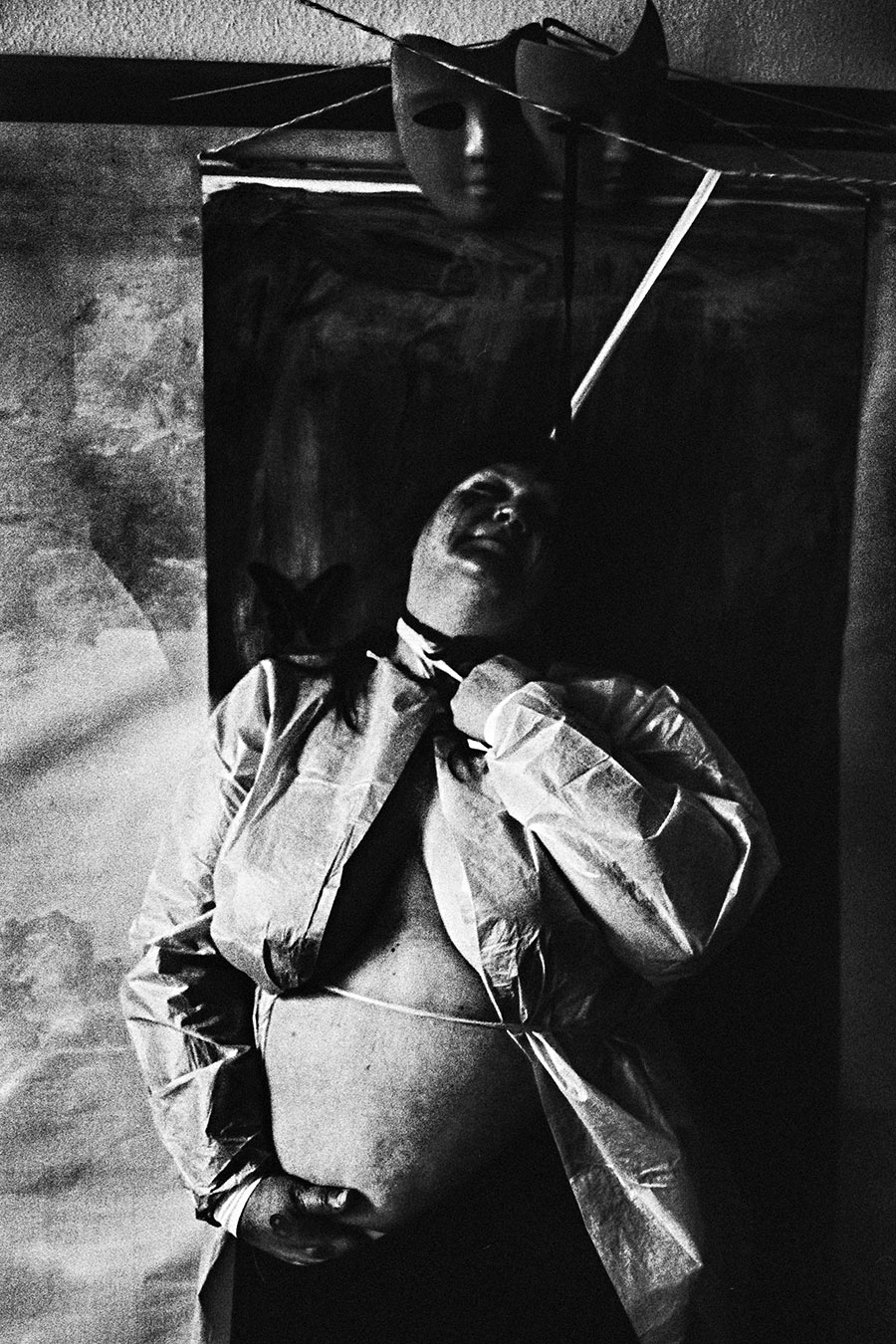 analoge fotokunst leipzig, dicker frauenkörper frontal zur kamera, ein seil kommt von oben, ist um den hals des dicken körpers gelegt