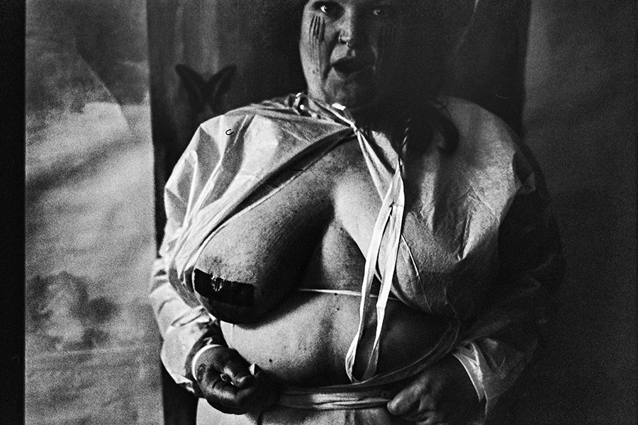 analoge fotokunst leipzig, frontales porträt, wir sehen einen dicken körper, den bauch, die brüste, die augen starren in die kamera