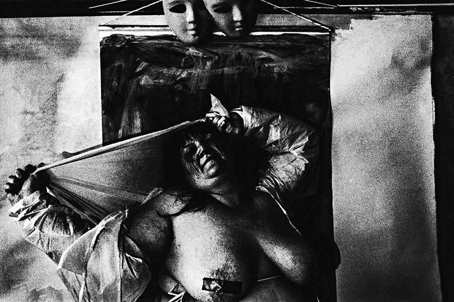 analoge fotokunst leipzig, wir sehen einen schönen dicken frauenkörper, er wirbelt durch die welt