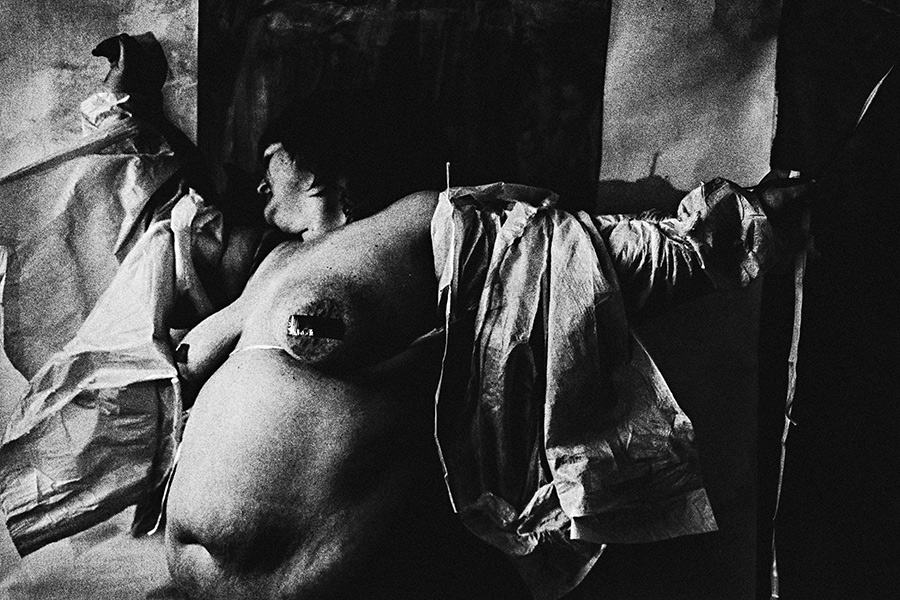 analoge fotokunst leipzig, seitliches porträt eines dicken frauenkörpers, die hände sind seitlich ausgestreckt, als wolle er losfliegen