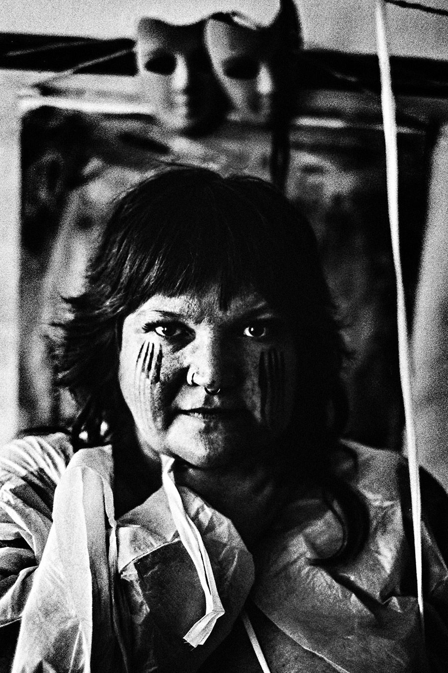 analoge fotokunst leipzig, direkter blick in die kamera, würgegriff einer dicken frau