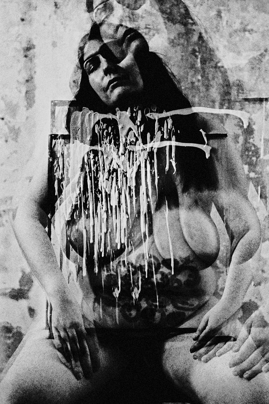 Analoge Aktfotografie Schwarz-Weiß, dicke Frau mit langen dunklen Haaren sitzt nackt auf Stuhl, Kopf leicht zurückgelehnt, vor dem Körper ein stark mit weißer Farbe bespritztes transparentes Gemälde, Körper scheint durch die Leinwand, körnige Filmfotografie, Doppelbelichtungseffekt, Fotokunst.