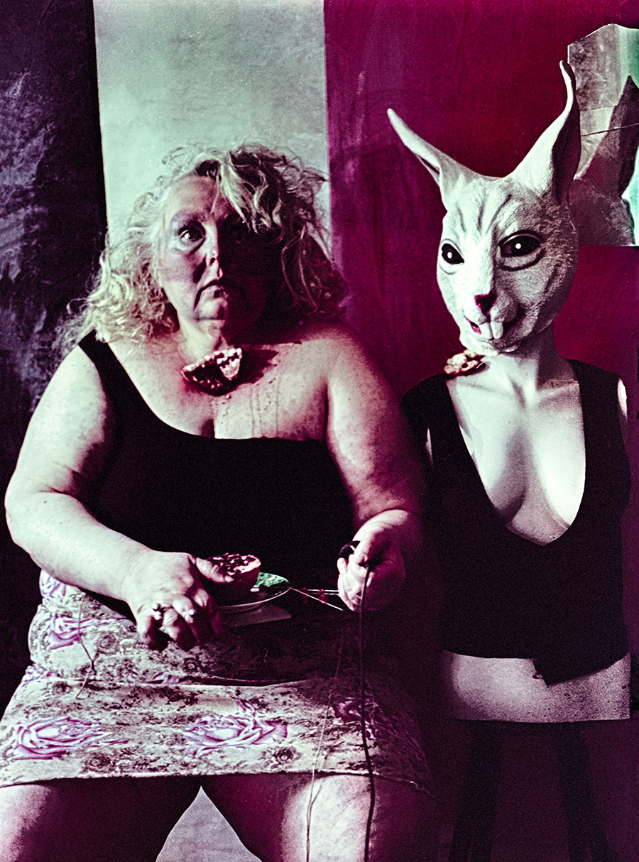 Beide Figuren stehen nebeneinander, Frau und Häschenmaske halten gemeinsam Teller und Faden, Granatapfelspuren auf Haut und Kleidung, Grün-Magenta-Farbverschiebung durch Filmsuppe — Mittelformat Fotokunst Antje Kröger, Serie Tischgesellschaft