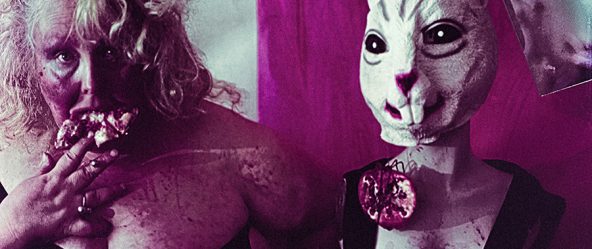 Inszeniertes Selbstporträt mit Häschenmaske und Granatapfel an der Brust, intensive Magenta-Farbverschiebung durch Filmsuppe — analoge Mittelformat-Fotokunst Antje Kröger Leipzig, Serie Tischgesellschaft