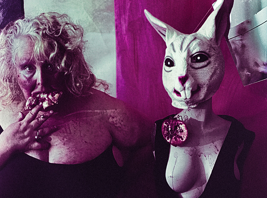 Inszeniertes Selbstporträt mit Häschenmaske und Granatapfel an der Brust, intensive Magenta-Farbverschiebung durch Filmsuppe — analoge Mittelformat-Fotokunst Antje Kröger Leipzig, Serie Tischgesellschaft