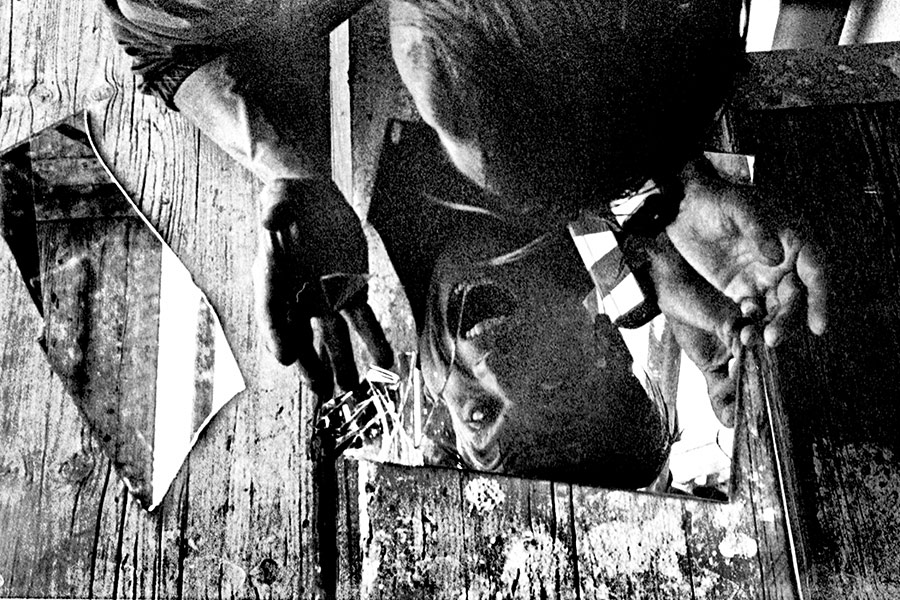 Zenith analog, inszeniertes Schwarzweißfoto, Vogelperspektive Hände mit Spiegelscherben, hartes Licht, gepushter Film, starkes Filmkorn, abstrakte Fotografie