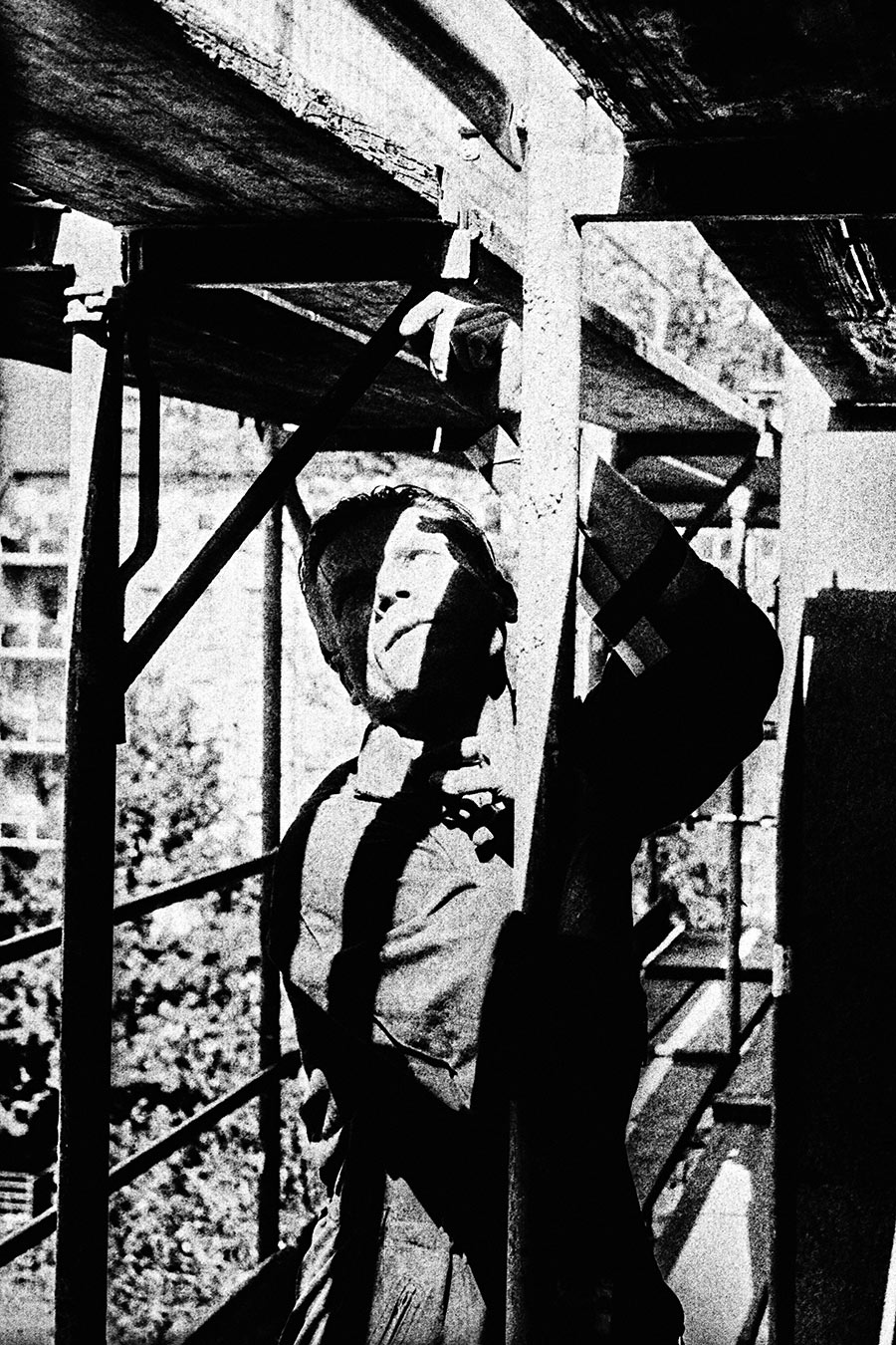Zenith analog, inszenierte Schwarzweißfotografie, Silhouette Mann zwischen Gerüstträgern, hartes Gegenlicht, gepushter Film, Hochkontrast