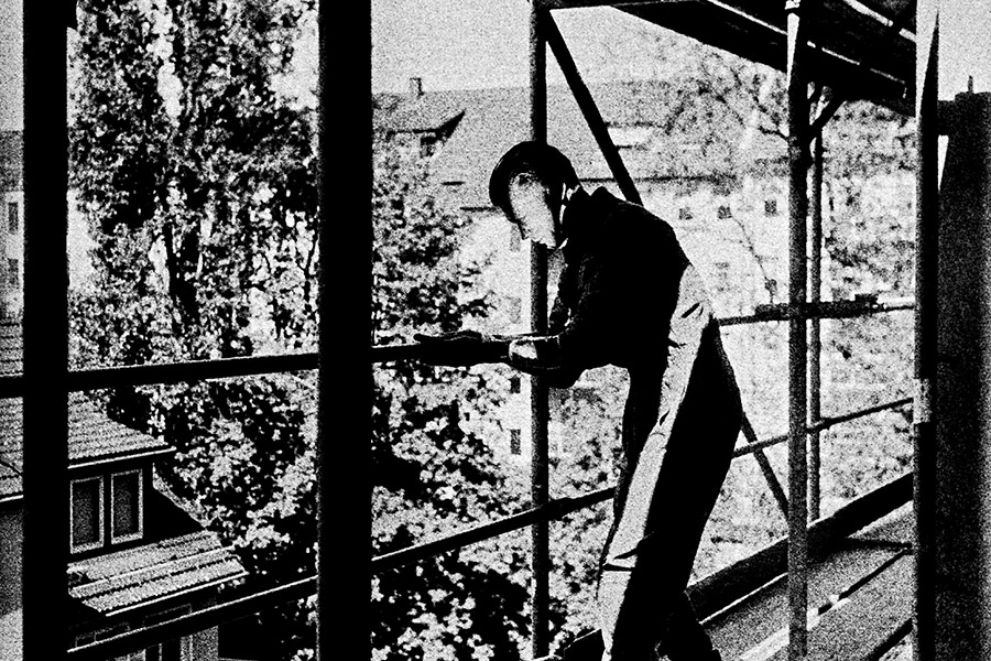 Zenith analog, inszenierte Schwarzweißfotografie, Mann im Stahlgerüst, hartes Gegenlicht, Stadtpanorama, gepushter Film, Mensch und Architektur