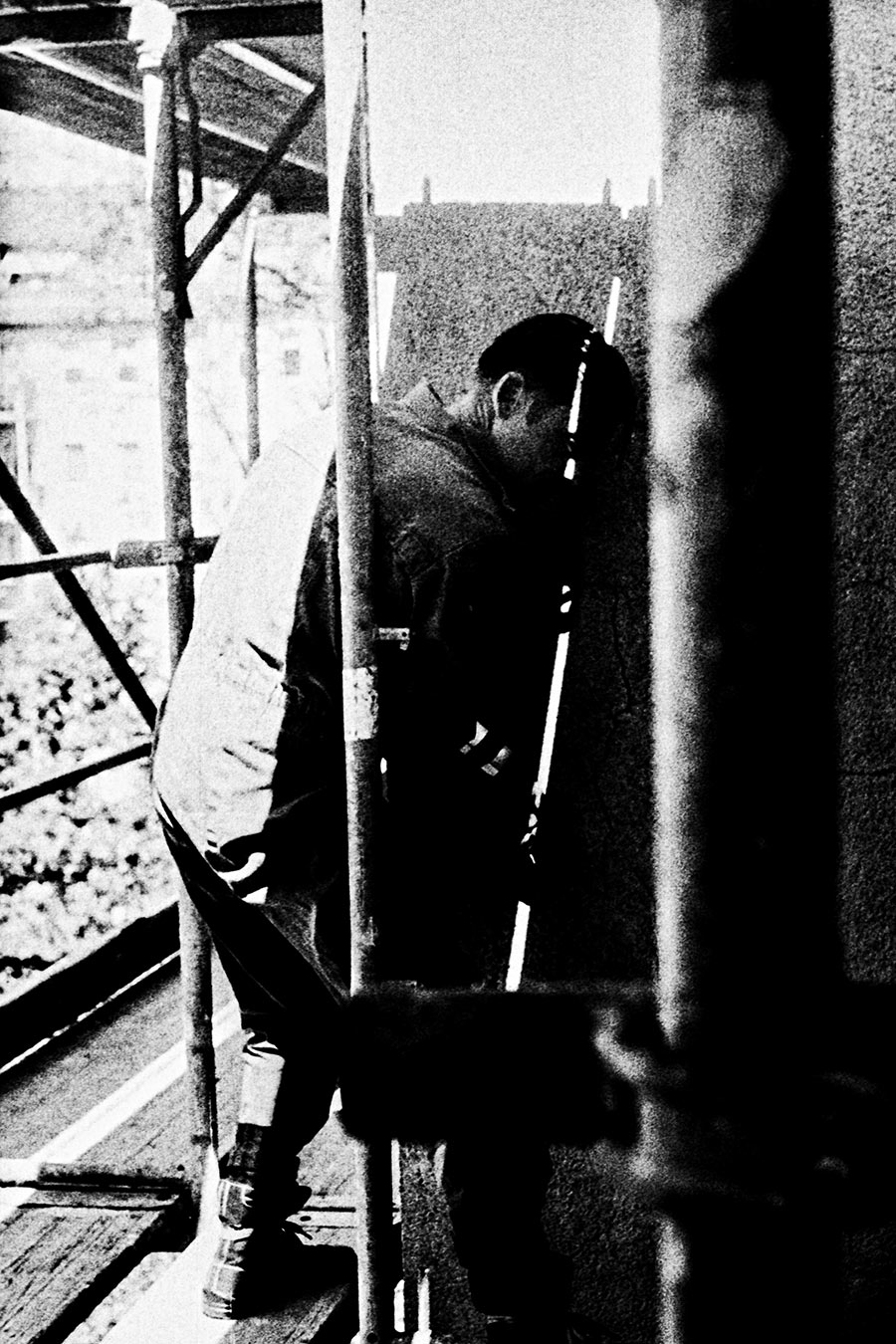 Zenith analog, inszenierte Fotografie, Silhouette Mann zwischen Gerüstsäulen, hartes Gegenlicht, extremer Kontrast, gepushter Film, Schwarzweiß