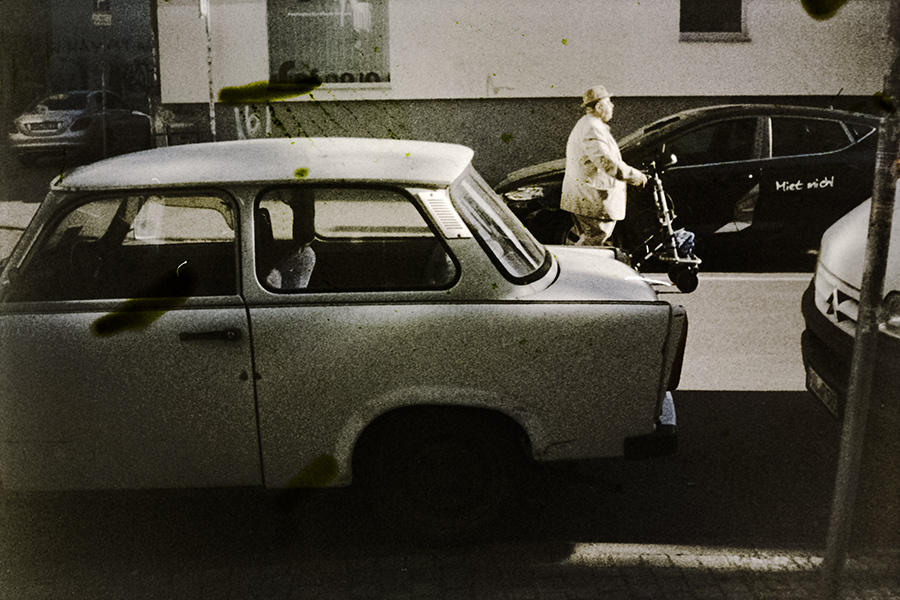 halle-ostdeutschland-halbformat-agat18k-trabant