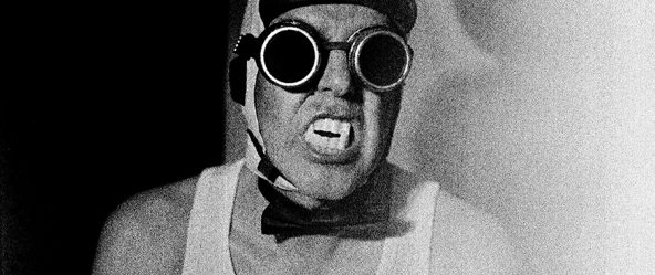 Analoges Doppelporträt Mittelformat: Mann mit Schweißerbrille und Vampirzähnen links, zweite helle Gestalt rechts, starker Kontrast, Mamiya, Fotografie Antje Kröger
