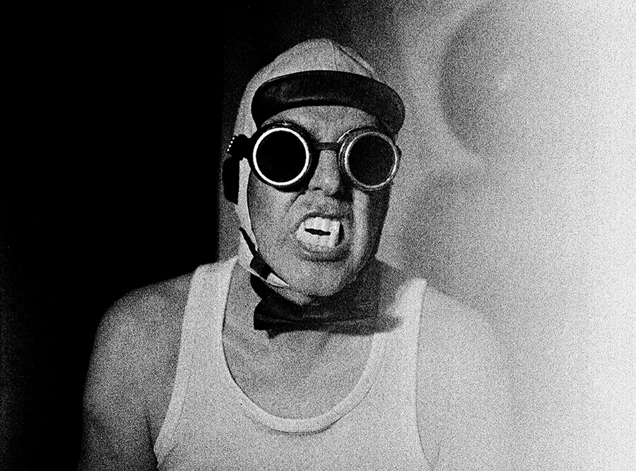 Analoges Doppelporträt Mittelformat: Mann mit Schweißerbrille und Vampirzähnen links, zweite helle Gestalt rechts, starker Kontrast, Mamiya, Fotografie Antje Kröger