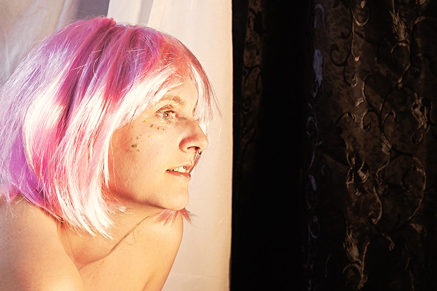Aktfotografie Frau rosa Perücke Glitzer Gesicht Seitenprofil Kunstfotografie Leipzig