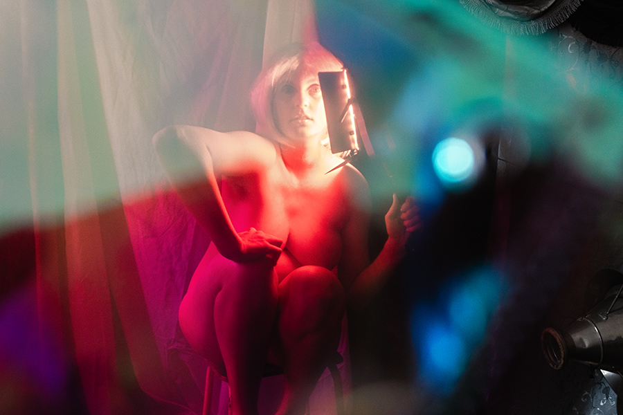 Aktfotografie pinke Perücke Scheinwerfer Tuch Farbfilm Rot Blau Kunstfotografie experimentell