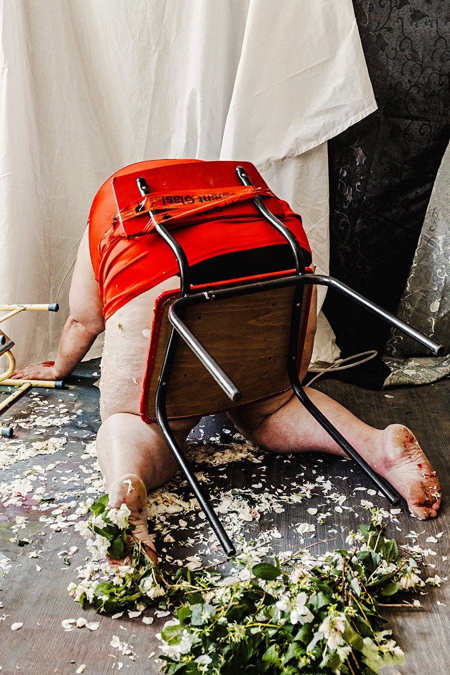 Selbstporträt Fotokunst Unterkörper dicker Körper Boden Stuhl weiße Blütenblätter Performance Körperkunst