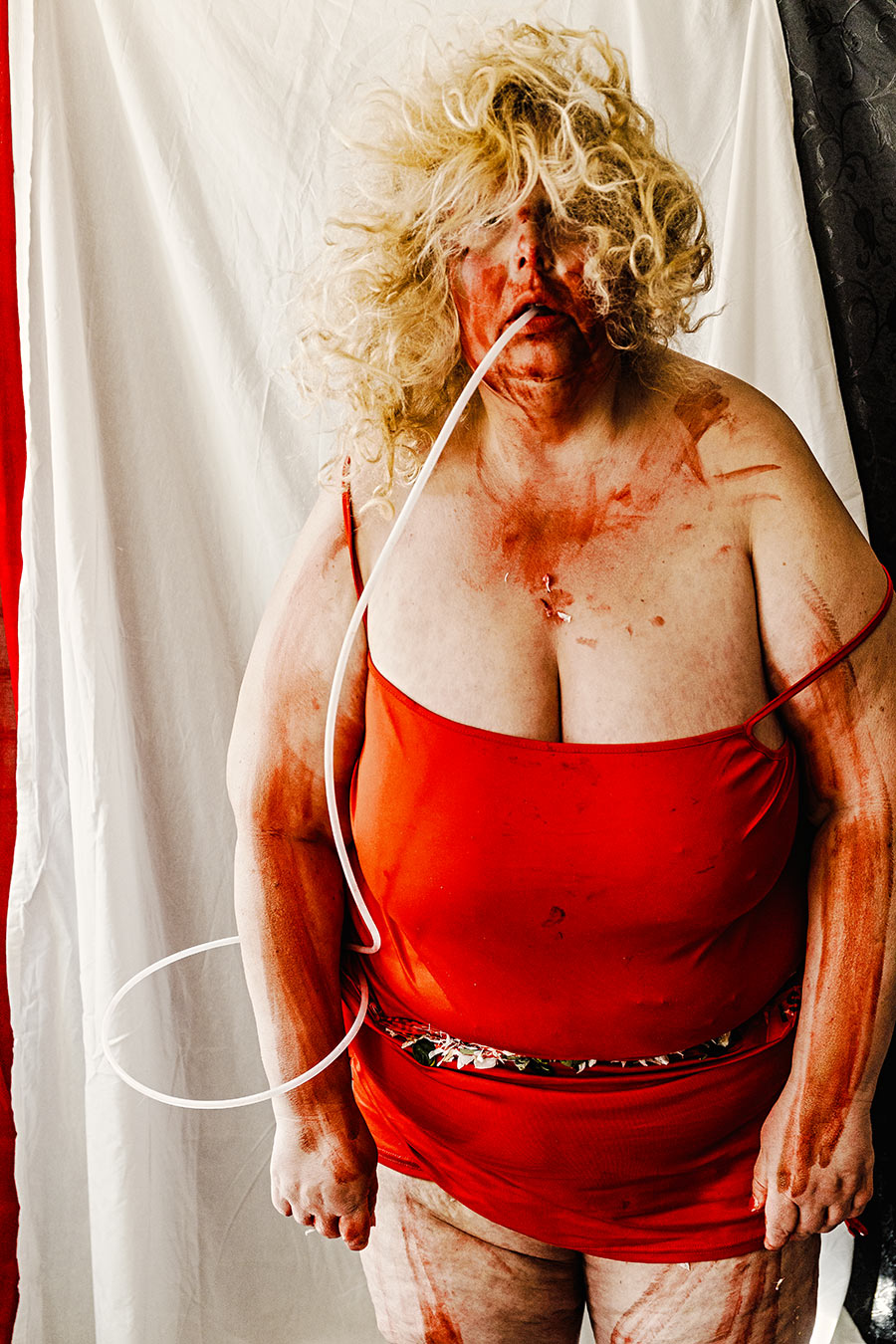 Selbstporträt Fotokunst dicker Körper Schlauch Mund blondes Haar rote Farbe Körper Performance Kunst Leipzig