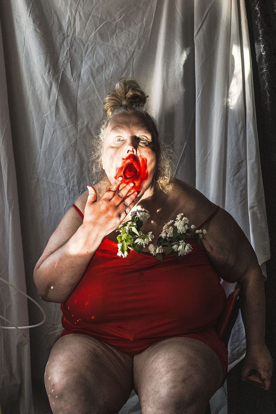Selbstporträt Fotokunst dicker Körper Mund aufgerissen Hand rote Farbe Schrei Licht Performance Körperkunst