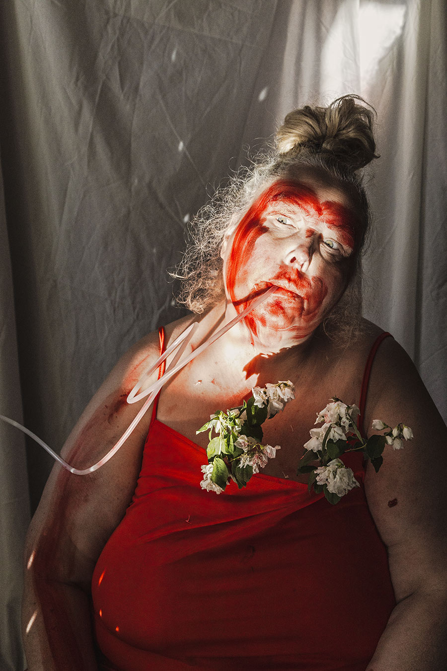 Selbstporträt Fotokunst Frau Kopf zurückgelehnt Schlauch Mund rote Farbe Blüten Brust Licht Körperkunst