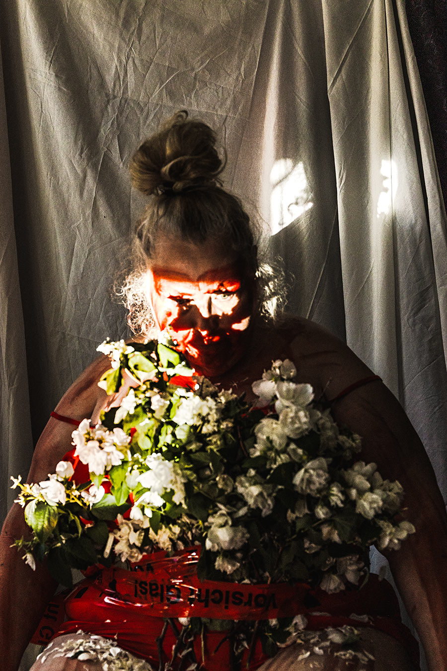 Selbstporträt Fotokunst Frau dickem Körper gebeugter Kopf weiße Blüten Gegenlicht Stoff Performance Kunst