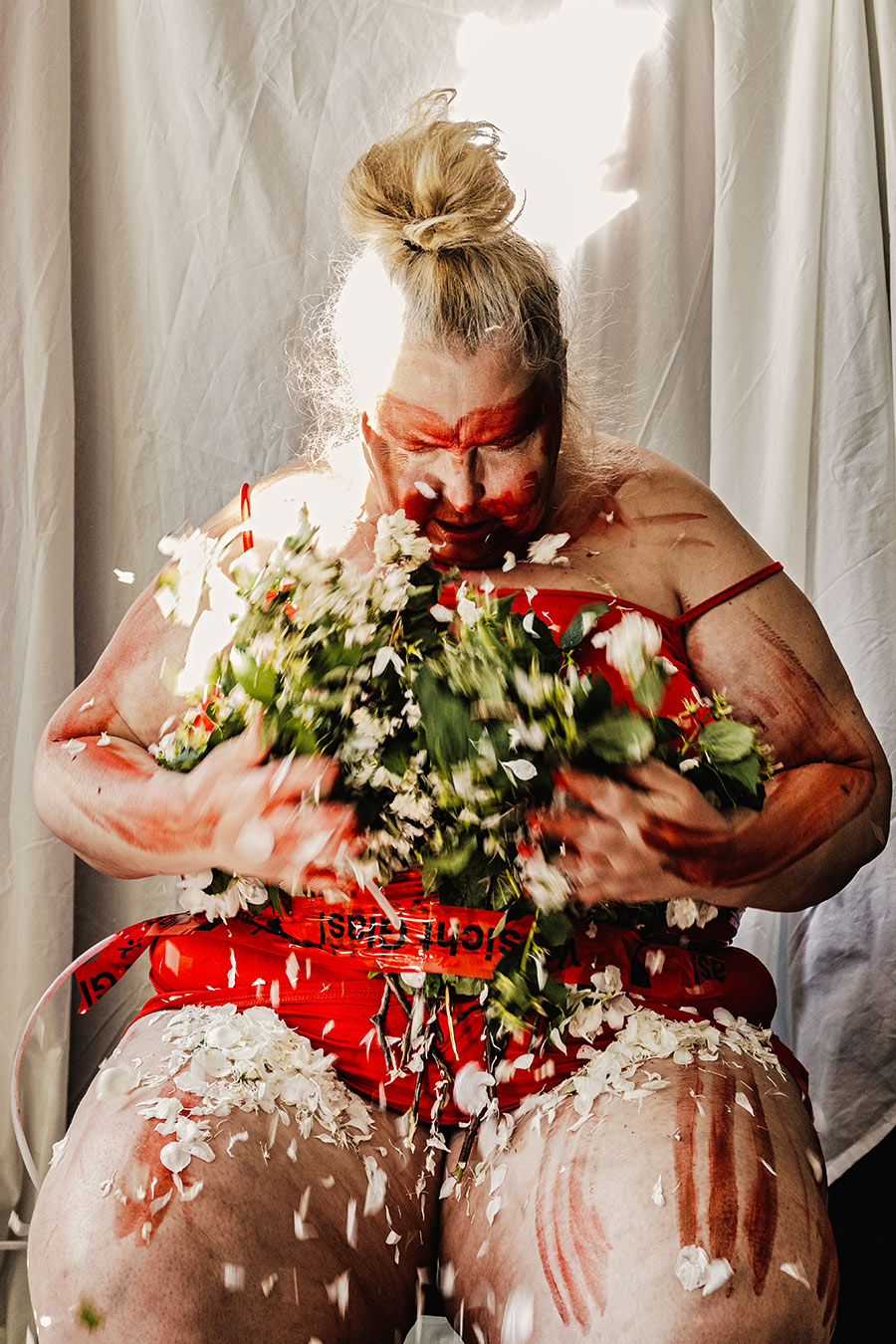 Selbstporträt Fotokunst dicker Körper Blumen explodieren Bewegung rote Farbe Performance Körperkunst Kraftakt