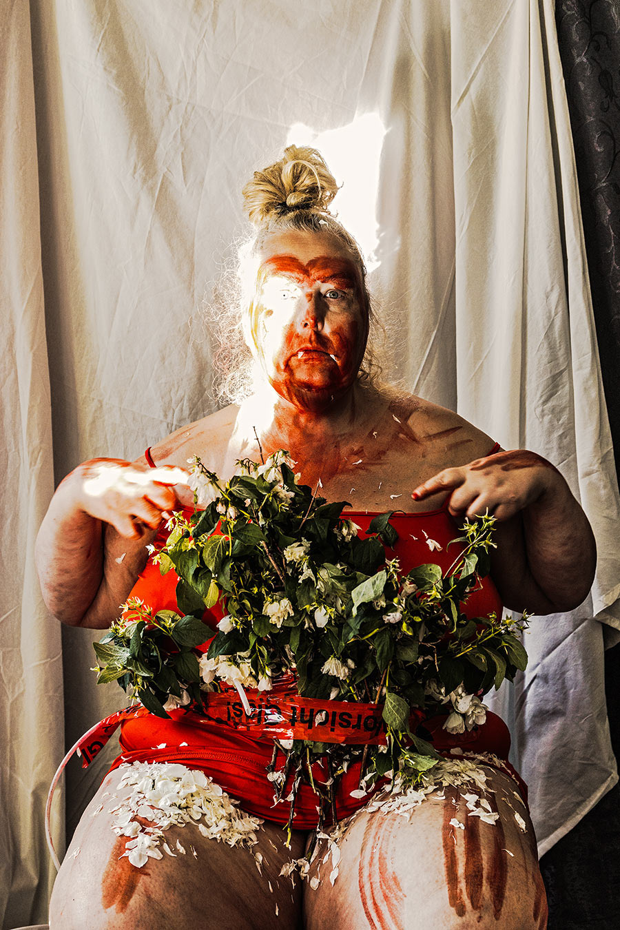 Selbstporträt Fotokunst dicker Körper rotes Kleid weiße Blumen rote Körperbemalung Performance