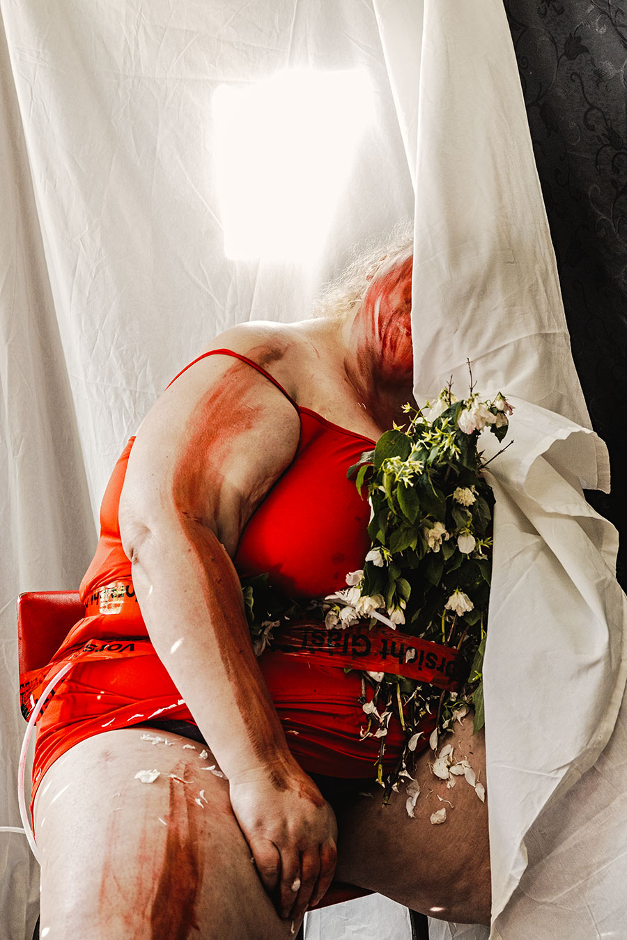 Selbstporträt Fotokunst Plus-Size Frau roter Body Gegenlicht Blumenstrauß Erschöpfung Körperkunst Performance