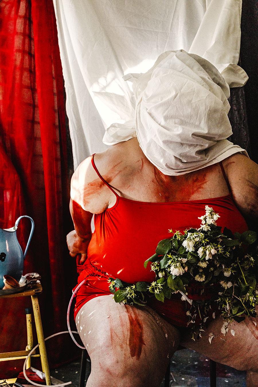 Selbstporträt Fotokunst Kopf in Stoff eingehüllt dicker Körper Blumen roter Body Körperkunst Gesichtslosigkeit