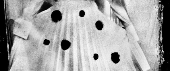 Analoges Portrait auf Fotopapier ORWO, Frau frontal in Bluse und gepunktetem Rock, ausgebreitete Arme, gerissene Papierränder, Kamera Mentor, Serie Meeresschnee, Antje Kröger