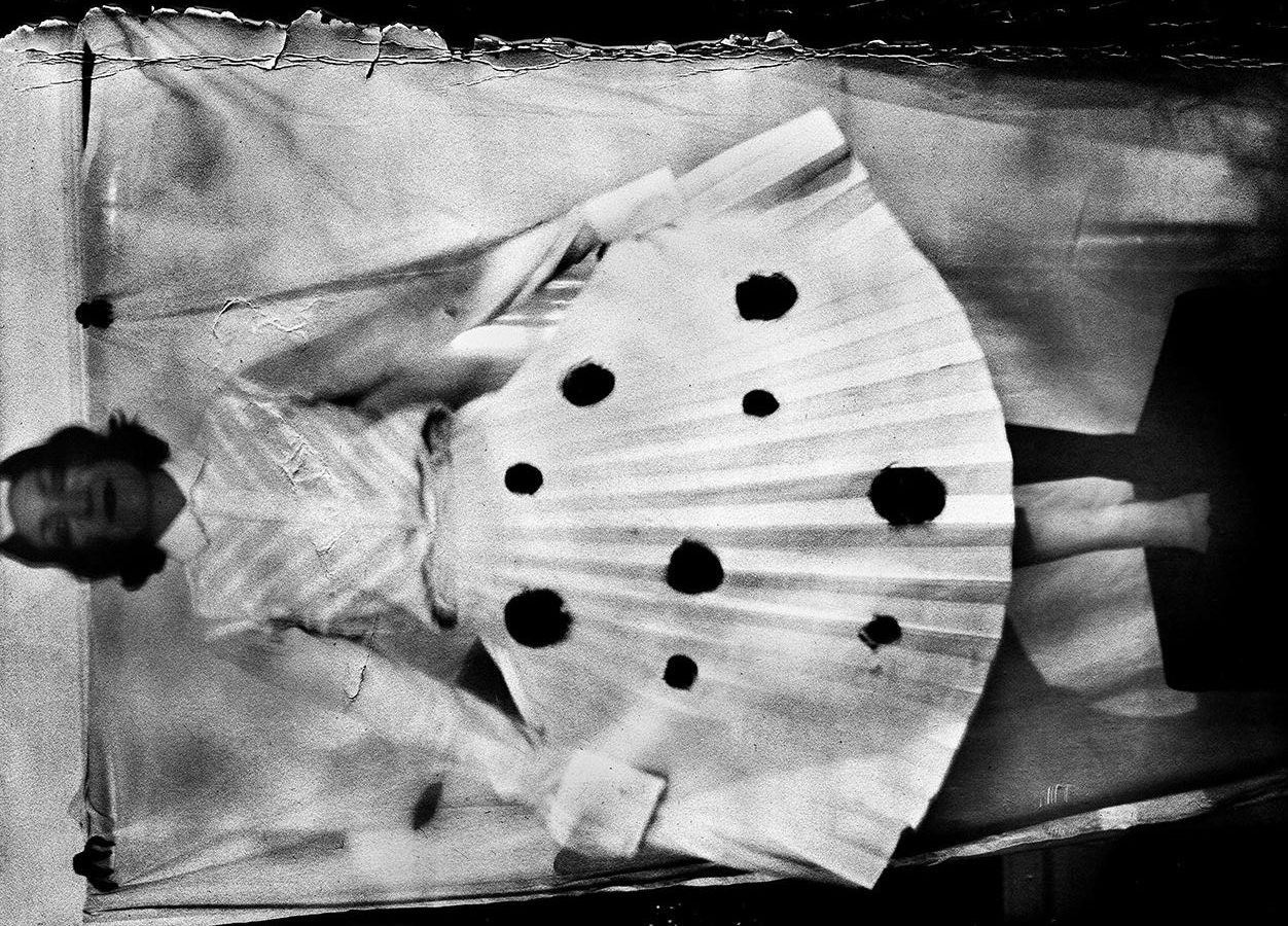 Analoges Portrait auf Fotopapier ORWO, Frau frontal in Bluse und gepunktetem Rock, ausgebreitete Arme, gerissene Papierränder, Kamera Mentor, Serie Meeresschnee, Antje Kröger