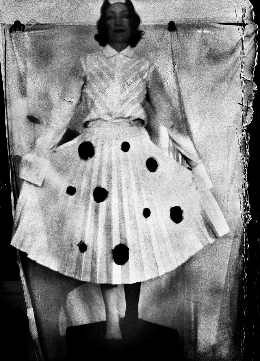 Analoges Portrait auf Fotopapier ORWO, Frau frontal in Bluse und gepunktetem Rock, ausgebreitete Arme, gerissene Papierränder, Kamera Mentor, Serie Meeresschnee, Antje Kröger