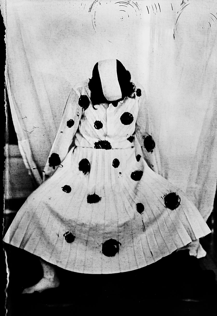 Analoges Portrait auf Fotopapier ORWO, Frau in Bluse und gepunktetem Rock, Kopf durch Badekappe verdeckt, weiter Faltenrock, Kamera Mentor, Serie Meeresschnee, Antje Kröger