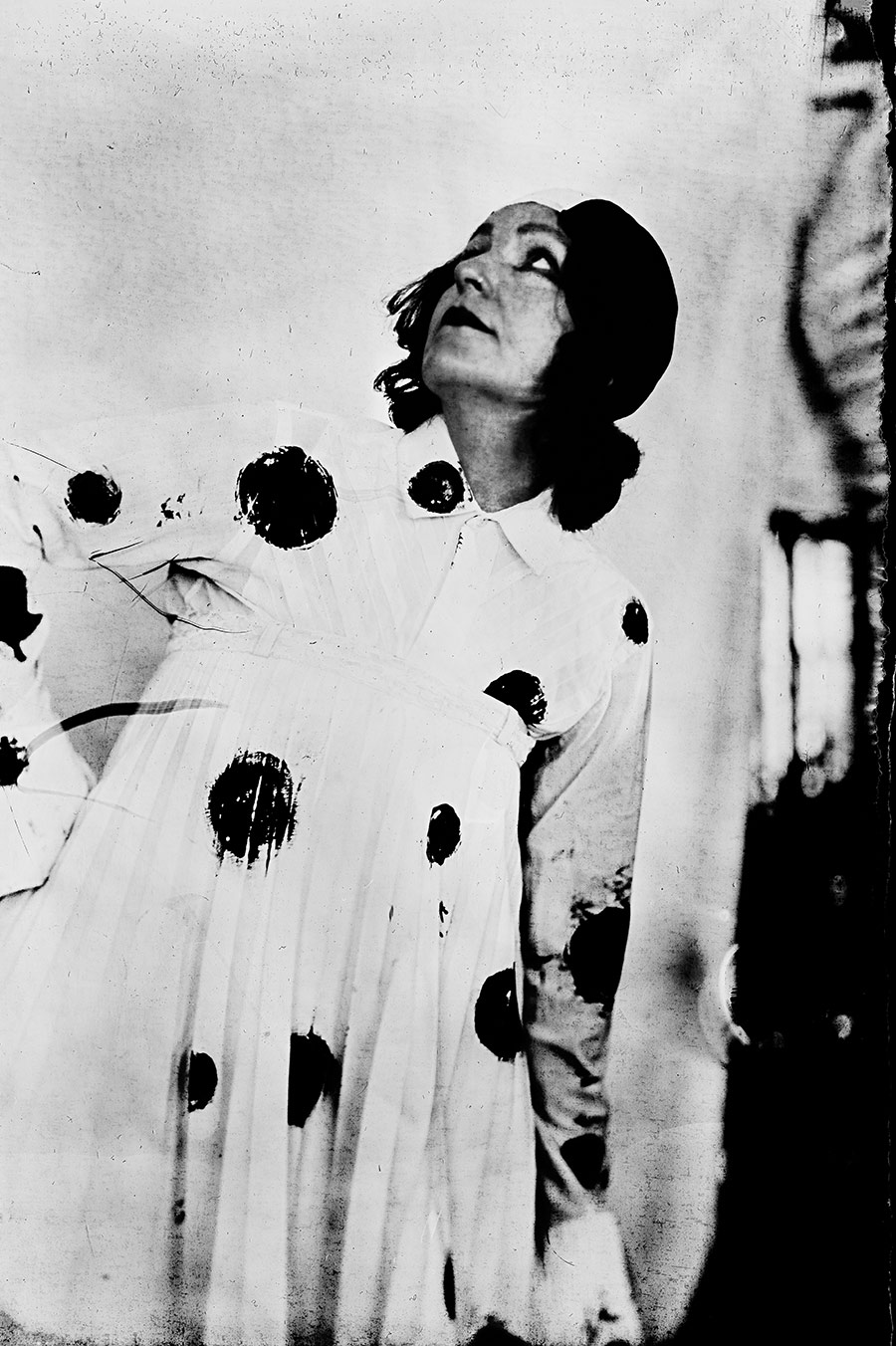 Analoges Portrait auf Fotopapier ORWO, Frau in Bluse und gepunktetem Rock, schwarz-weiße Badekappe, Blick nach oben, aufgemalte schwarze Kreise, Kamera Mentor, Serie Meeresschnee, Antje Kröger