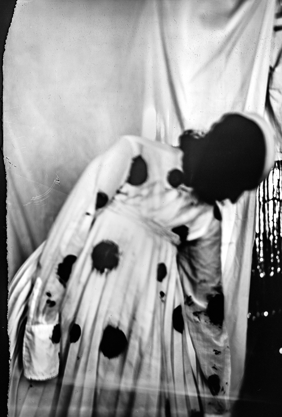 Analoges Portrait auf Fotopapier ORWO, Frau in gepunktetem Rock und Bluse gebeugt, schwarz-weiße Badekappe, Kamera Mentor, Serie Meeresschnee, Antje Kröger
