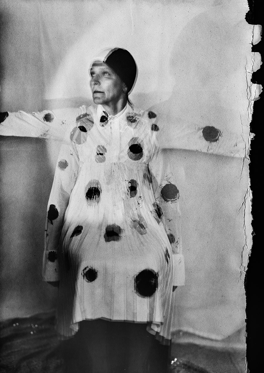 Analoges Portrait auf Fotopapier ORWO, stehende Frau mit ausgebreiteten Armen, Badekappe, Blick nach oben, gepunktete Bluse und Rock, gerissene Papierränder, Großformatkamera Mentor, Serie Meeresschnee Teil 2, Antje Kröger