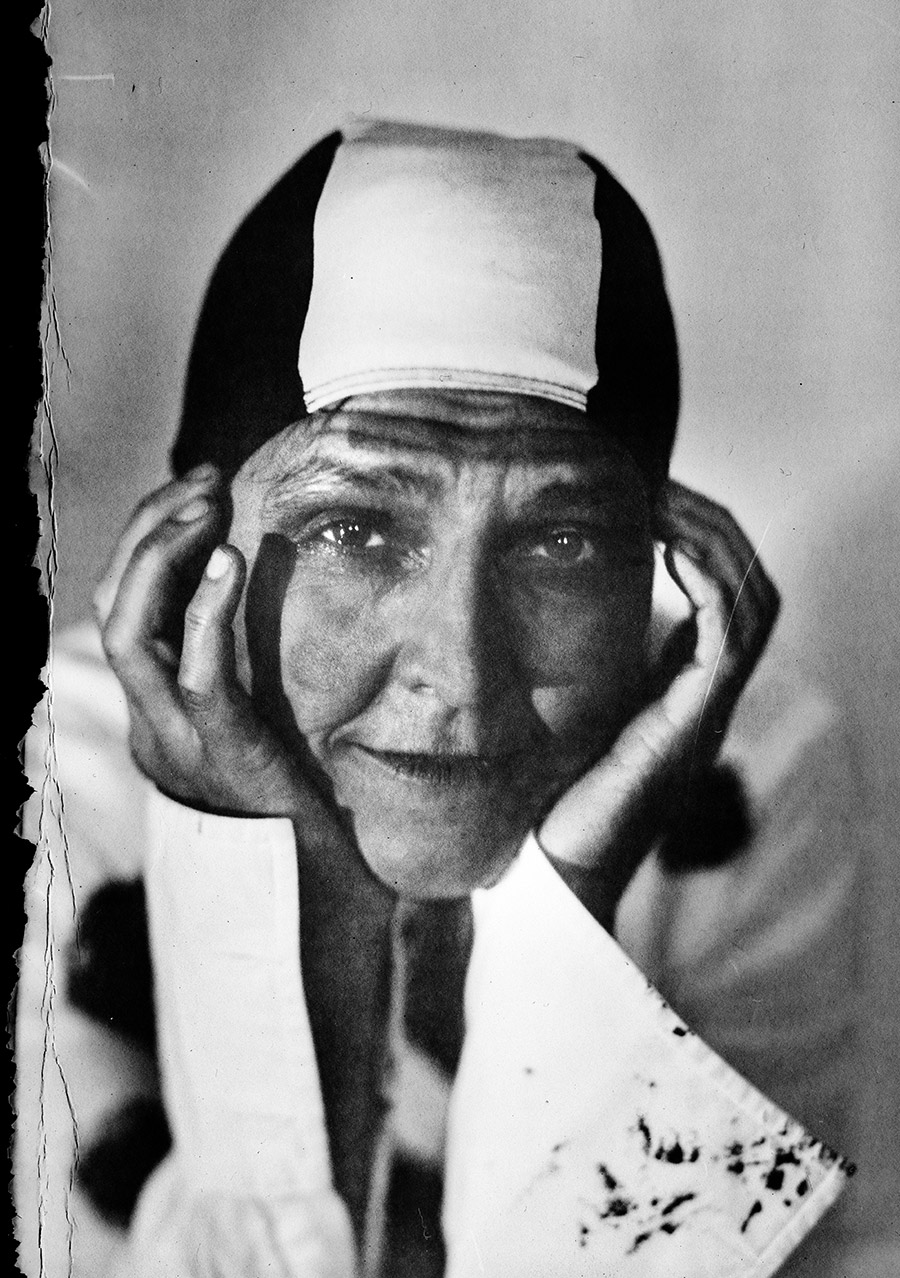 Analoges Portrait auf Fotopapier ORWO, nahes Portrait mit Händen an Wangen, Badekappe, direkter Blick, gerissene Papierränder, Großformatkamera Mentor, Serie Meeresschnee Teil 2, Antje Kröger
