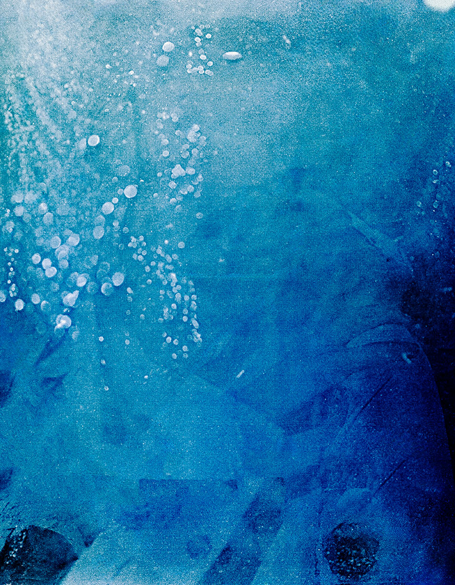 Abstrakte Unterwasseraufnahme blau, Luftblasen und Wassertextur, analoge Farbfotografie Meeresschnee 3, Fuji Provia 400, konzeptuelle Meeresfotografie