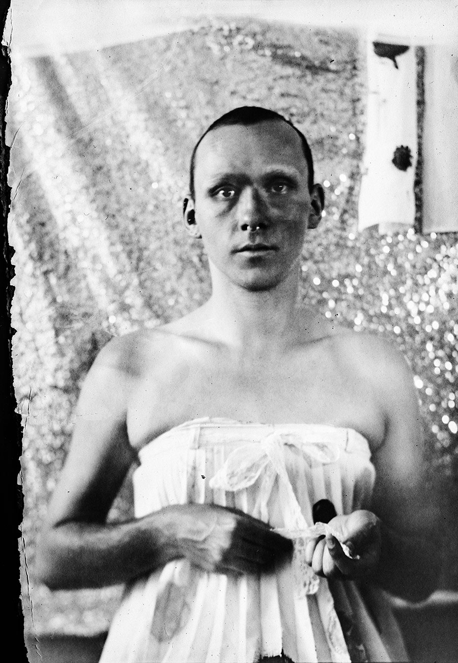Stehendes Porträt mit trägerlosem Kleid, Hände binden eine Schleife, Pailletten-Hintergrund, Kamera Mentor, ORWO Fotopapier, analoge Schwarzweißfotografie Meeresschnee 3