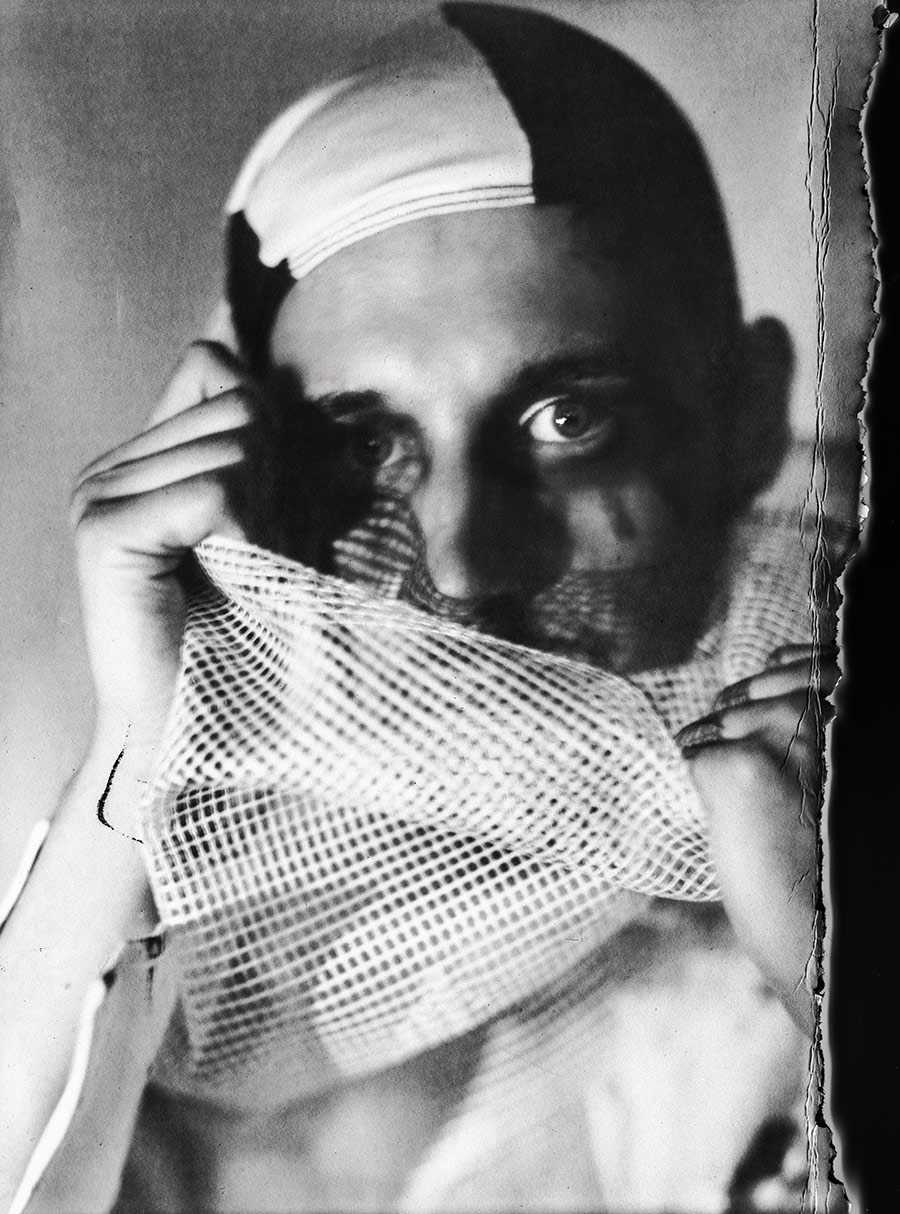 Nahporträt hinter Netzstoff vor dem Gesicht, Badekappe, Hand hält Netz fest, Kamera Mentor, ORWO Fotopapier, analoge Schwarzweißfotografie Meeresschnee 4