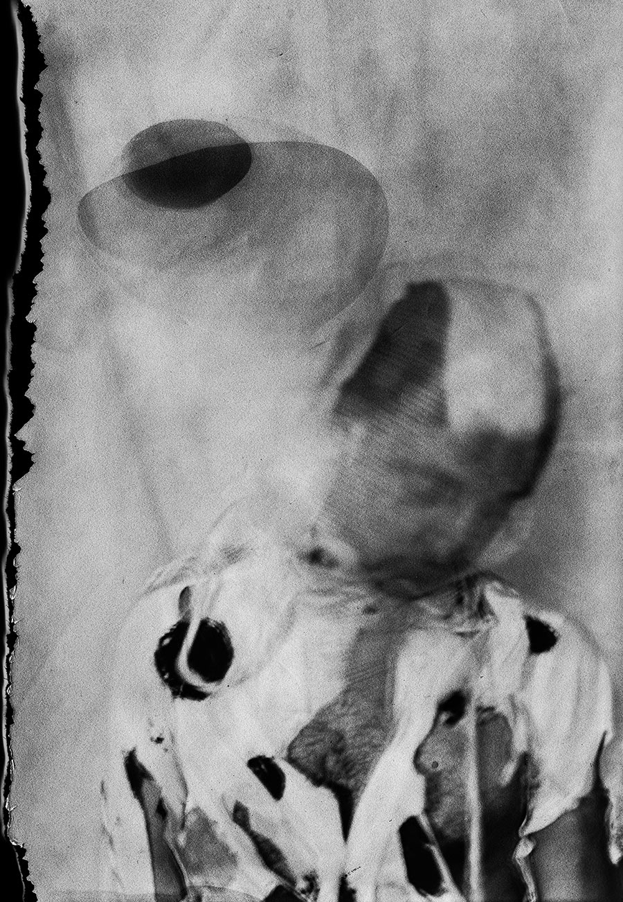 Doppelbelichtung mit schwebendem Hutschatten über gepunktetem Hemd, Kamera Mentor, ORWO Fotopapier, analoge Mehrfachbelichtung Meeresschnee 4