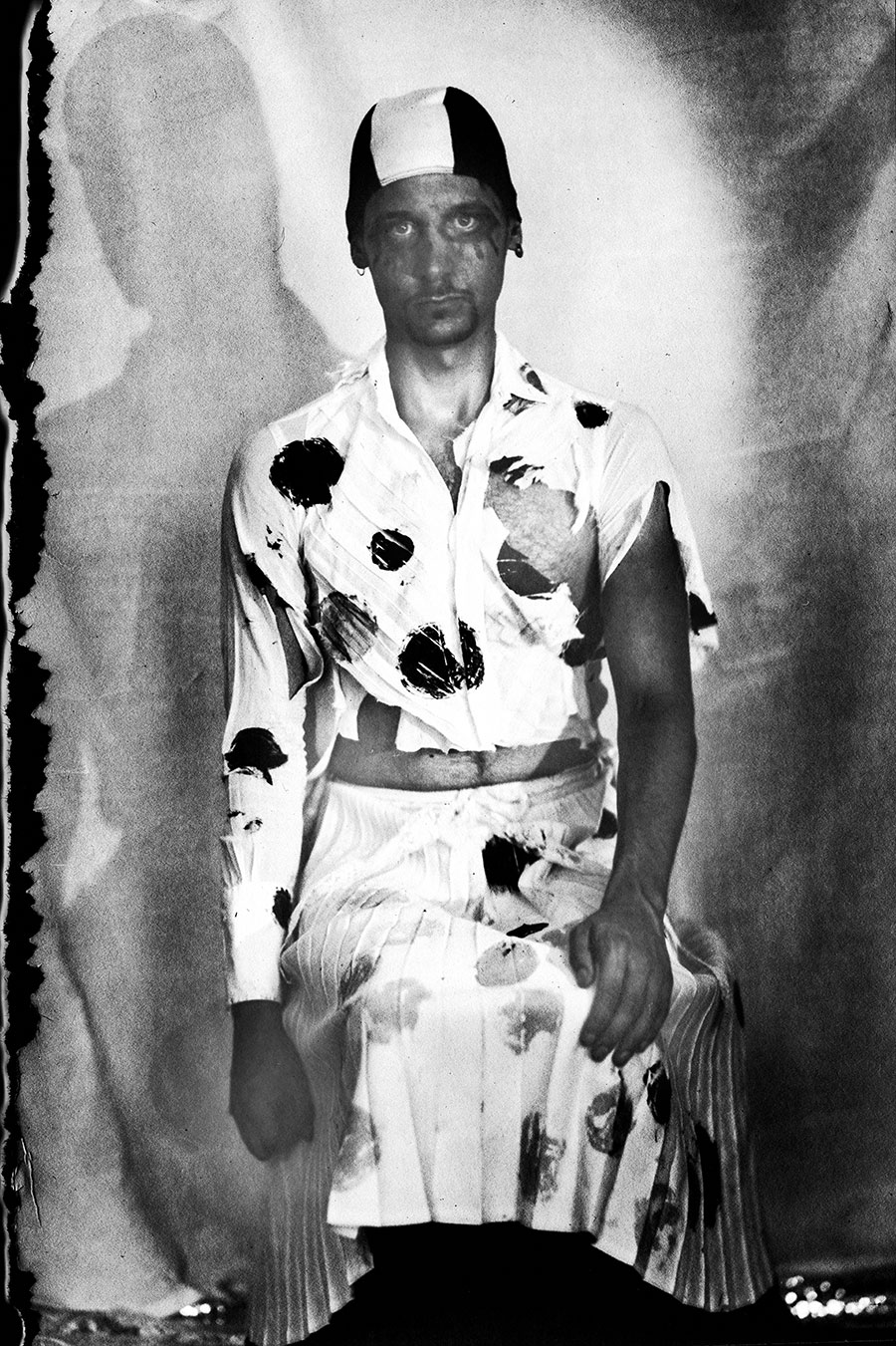 Schwarzweiß-Porträt Badekappe schwarz-weiß, gepunktetes Hemd und Faltenrock mit schwarzen Farbflecken, Kamera Mentor, ORWO Fotopapier, analoge Fotografie Meeresschnee 4