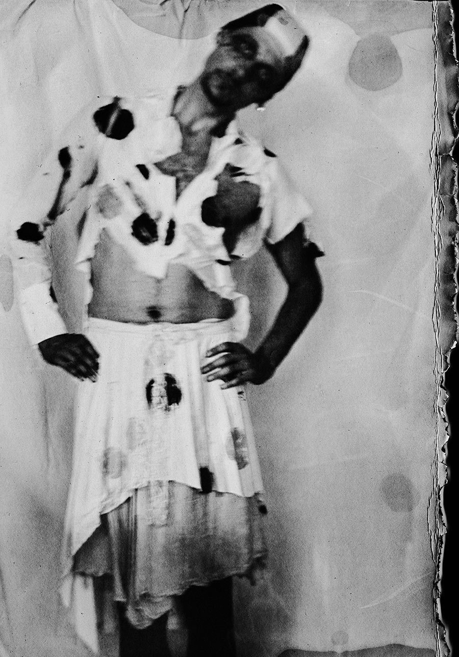 Kopfloses Porträt mit nach hinten geneigtem Kopf, geflecktes Hemd, Hände in die Hüften gestemmt, Kamera Mentor Schwarzweißaufnahme, ORWO Fotopapier, analoge Fotografie Meeresschnee 4